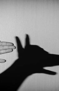 Utilizzo della mani per creare giochi di ombre