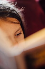 Una bambina legge un libro