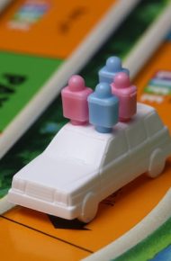 Un gioco di plastica che rappresenta una macchinina utilizzata dai bambini della scuola dell'infanzia